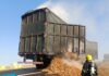 Bombeiros combatem incêndio em carreta carregada com cavaco de madeira na BR-163