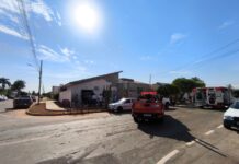 Colisão entre veículos deixa mulher ferida e caminhonete invade residência em Campo Verde