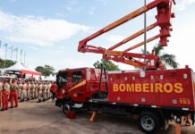Bombeiros combatem incêndio em casa de eventos na região do CPA em Cuiabá