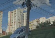 Veja Vídeo – Carro para sobre gramado proximo a calçada em Cuiabá e atrai olhares de pedestres