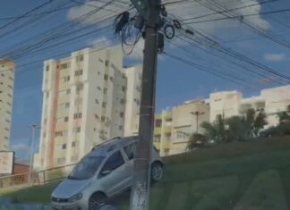Veja Vídeo – Carro para sobre gramado proximo a calçada em Cuiabá e atrai olhares de pedestres