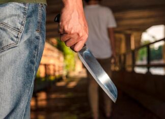 Homem é esfaqueado por vizinho após briga por causa de cachorro