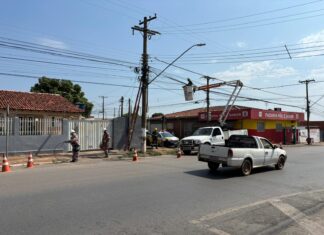 Operação remove 400 metros de fiação irregular em avenida de Cuiabá
