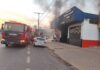 Bombeiros controlam incêndio em oficina mecânica durante a madrugada em Sinop