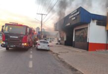 Bombeiros controlam incêndio em oficina mecânica durante a madrugada em Sinop