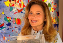 Vera Fischer ganha réplica de estrela da Calçada da Fama da Globo e celebra