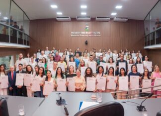 Paula Calil homenageia mais de 70 fisioterapeutas em sessão solene na Câmara de Cuiabá