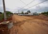 Chuva intensa danifica trecho de obra de esgoto e Sanear realiza reparos em Rondonópolis