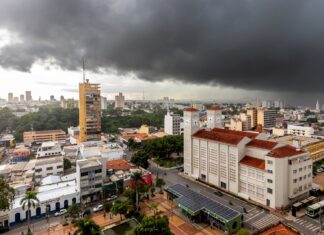 Cuiabá tem alerta para tempestades e ventos de até 60 km/h até a madrugada de quarta-feira (14)