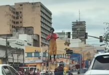 Veja Vídeo – Artista de rua faz sucesso se apresentando no semáforo no centro de Cuiabá