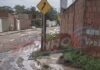 Veja Vídeo – Terra de construção é levada pela água da chuva e invade rua e casa no Parque Amperco em Cuiabá