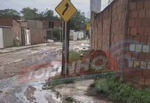 Veja Vídeo – Terra de construção é levada pela água da chuva e invade rua e casa no Parque Amperco em Cuiabá