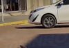 Veja Vídeo – Jiboia surpreende pedestres e motoristas em Juína após cair de caminhonete