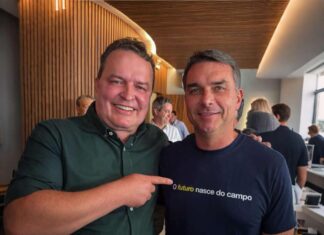Max Russi reúne deputados em coletiva de apoio a Flávio Bolsonaro em Cuiabá