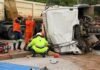 Motorista que morreu após carreta tombar é identificado