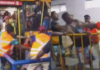 Veja Vídeo – Fiscais e passageiros trocam socos e chutes em terminal de ônibus no Recife; veja vídeo